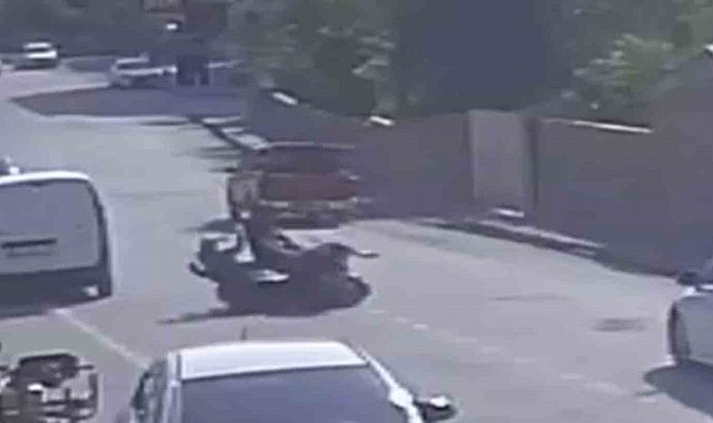 Motosikletlerin kafa kafaya çarpıştığı kazada 3 kişinin yere savrulduğu anlar kameraya yansıdı