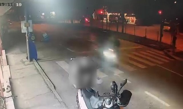 Motosikletli kuryenin çarptığı yaşlı adam kanlar içinde yere yığıldı