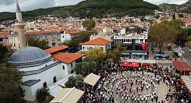 MTK Koleji'nden "Adım Adım Cumhuriyet" Zeybek gösterisi