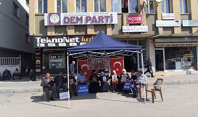 Muş'ta ailelerin DEM Parti önündeki eylemi sürüyor