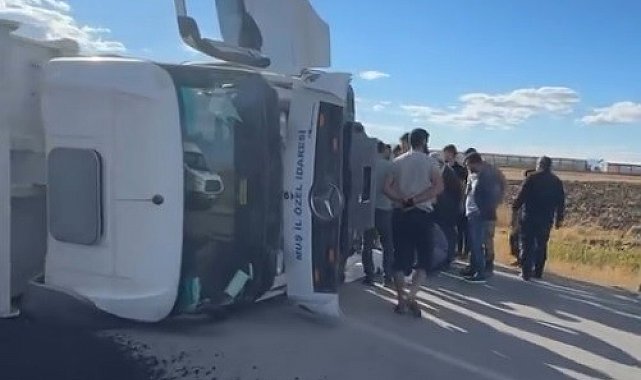 Muş'ta asfalt yüklü kamyon devrildi: 1 yaralı