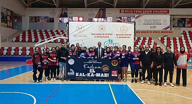 Muş'ta liseler arası voleybol maçında kadına şiddet farkındalığı