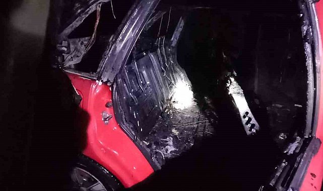 Muş'ta seyir halindeki otomobil alev aldı