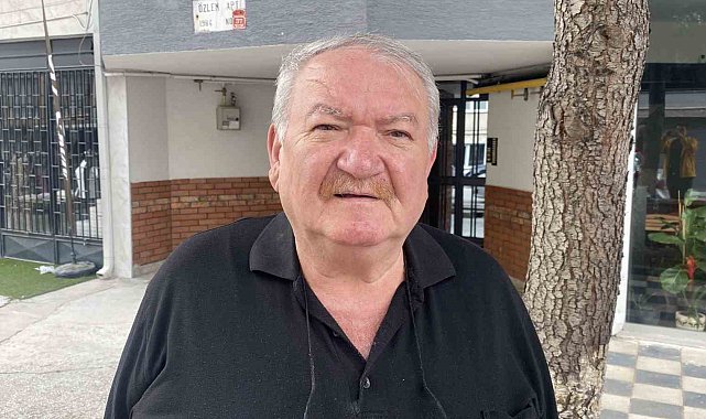 Müstakil evin çatısında gezen tavus kuşu ilginç görüntü oluşturdu