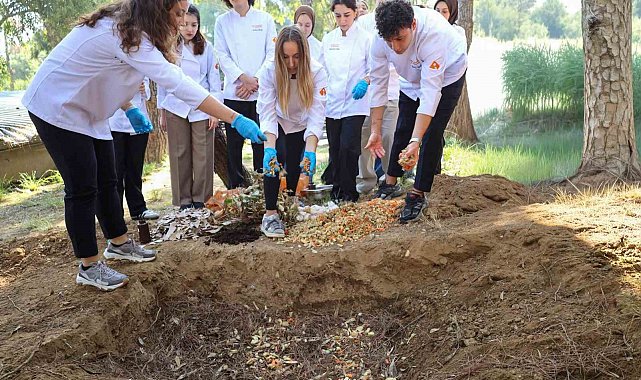 Mutfak atıkları çöpe değil, kompost gübre için toprağa gitti