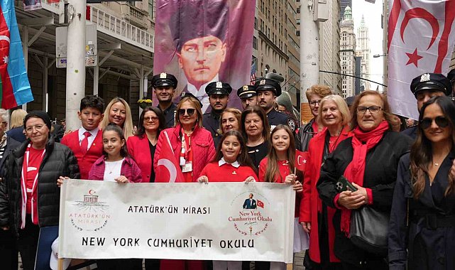 New York'ta Türk ve Amerikan bayrakları göndere çekildi