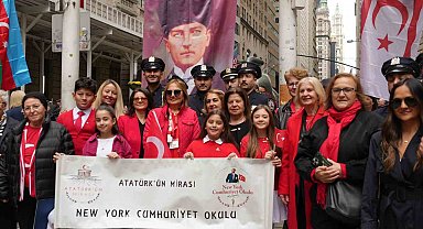 New York'ta Türk ve Amerikan bayrakları göndere çekildi