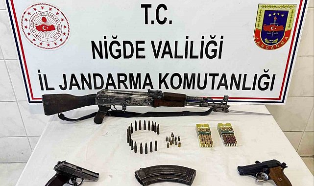 Niğde'de ruhsatsız silah operasyonu: Kaleşnikof ve tabancalar ele geçirildi