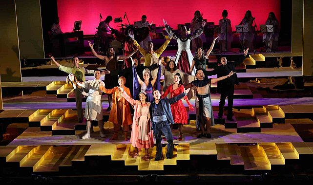 Nilüfer Kent Tiyatrosu'ndan "Lüküs Hayat" ile görkemli sezon açılışı