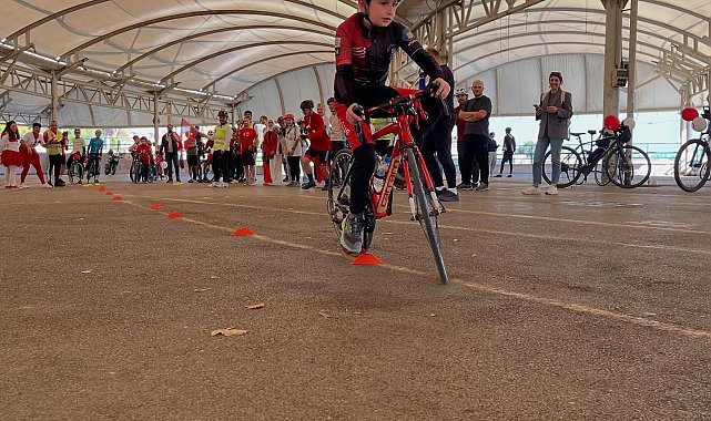 Nilüfer'de Cumhuriyet coşkusu pedallarla sokaklara taşındı