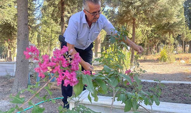 Oğlunu kaybettikten sonra ömrünü adadığı mezarlığı adeta parka dönüştürdü