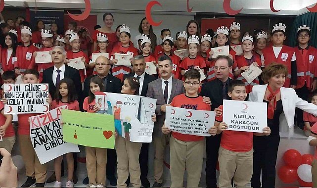 Öğrenciler, Kızılay kolluklarını taktı