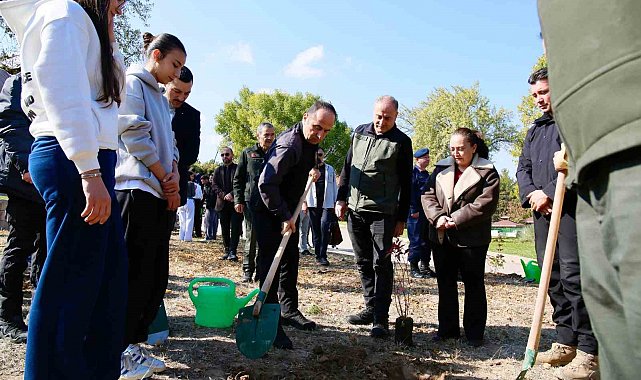 Öğrenciler, polis ekipleriyle birlikte fidan dikti