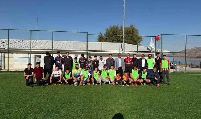 Öğrenciler ve aileleri futbol maçı yaptı, ortaya renkli görüntüler çıktı