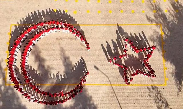 Öğrencilerin ay-yıldız koreografisi büyük beğeni topladı