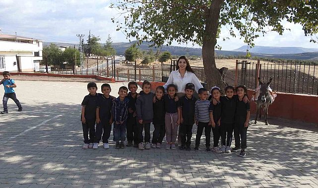 Öğretmen, çocuklara eşekle okuma yazmayı sevdirdi