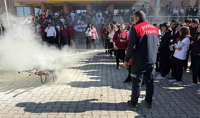 Okul bahçesinde yangın tatbikatı yapıldı