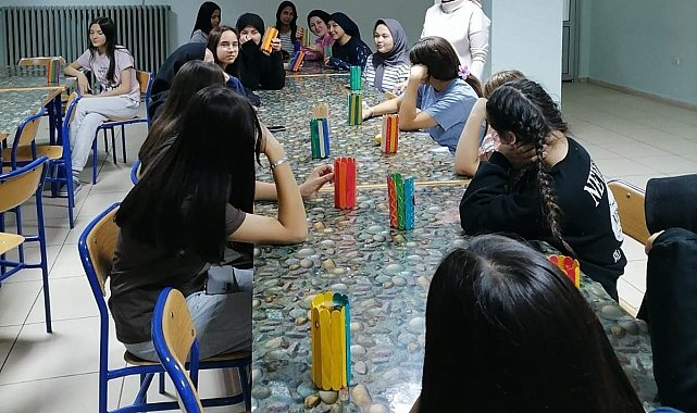 Okul pansiyonunda, "Atık Kağıt ve Muhtelif Ambalajdan Aksesuar Yapımı" kursu