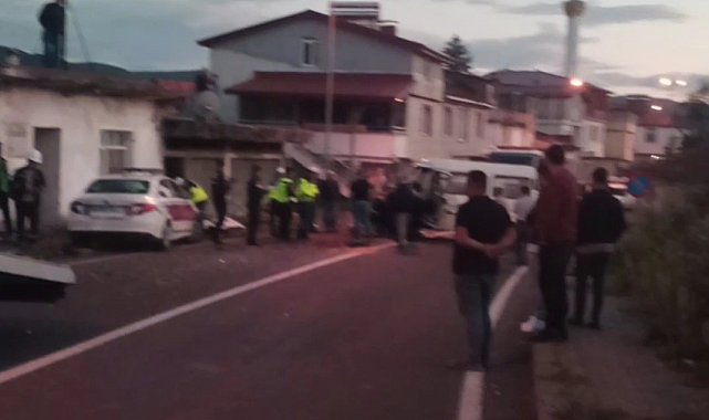 Ordu'da çekici kamyonet ile minibüs kafa kafaya çarpıştı: 3 yaralı