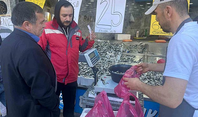 Ordu'da hamsi 25 liraya düştü, vatandaş sıraya girdi