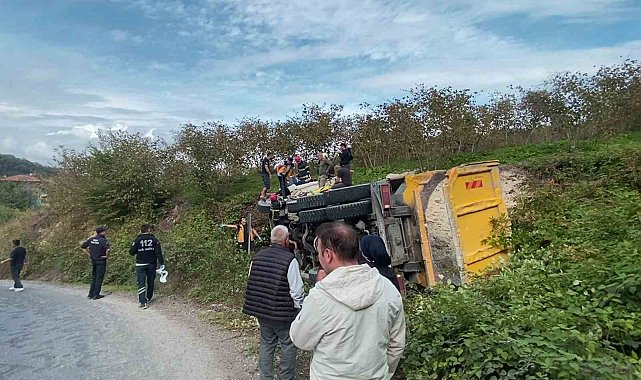 Ordu'da kil yüklü kamyon devrildi: 2 yaralı