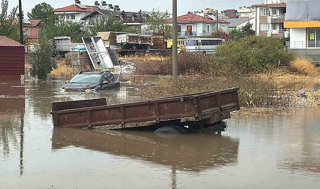 Ortaca'da şiddetli yağış sonrası araçlar su altında kaldı
