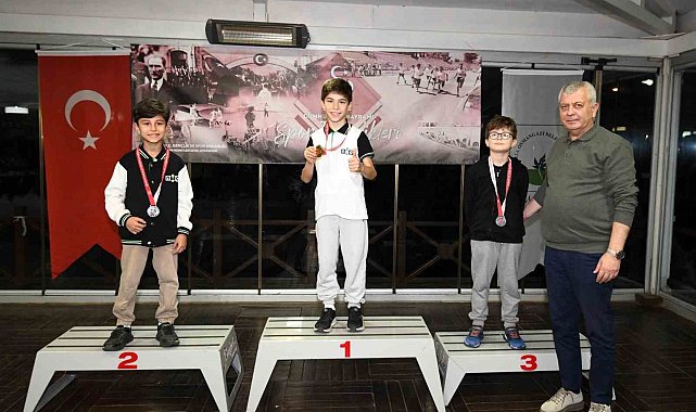 Osmangazi'de minik satranç ustaları kupalarına kavuştu