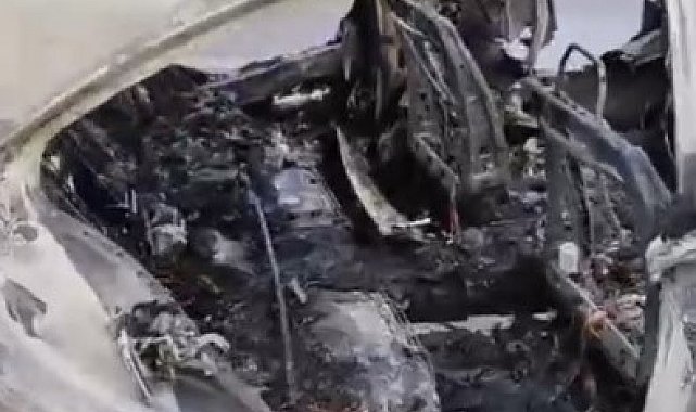 Osmaniye'de yanan otomobil küle döndü