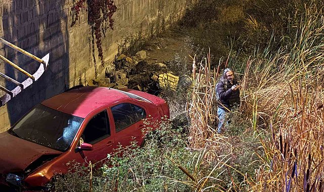 Otomobil 5 metrelik kanala uçtu, sürücünün burnu bile kanamadı