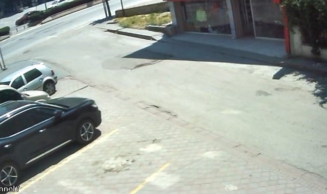 Otomobil çarpan kadının ağır yaralanmasına neden olan kazaya ait görüntüler ortaya çıktı