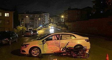 Otomobil ile motosiklet çarpıştı: 1'i ağır 2 yaralı