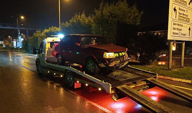 Otomobil, köprünün korkuluklarına çarptı