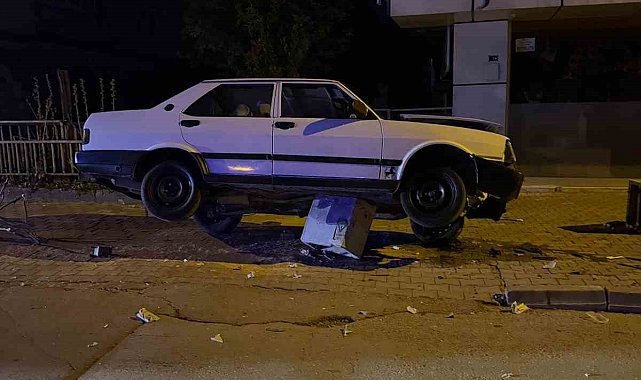 Otomobil trafoya çıktı: Sürücü yara almadan kurtuldu