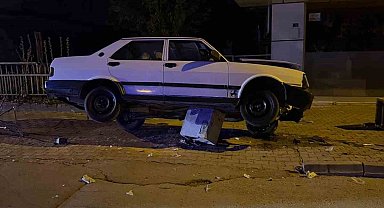 Otomobil trafoya çıktı: Sürücü yara almadan kurtuldu