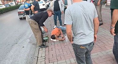 Otomobile çarpan motosiklet sürücüsü havada takla atıp yere düştü