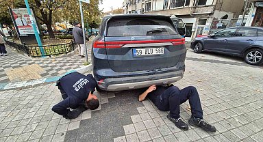 Otomobile giren kedi hava üflenerek kurtarıldı