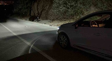 Otomobilin arkadan çarptığı motosiklet yoldan çıktı: 1 yaralı