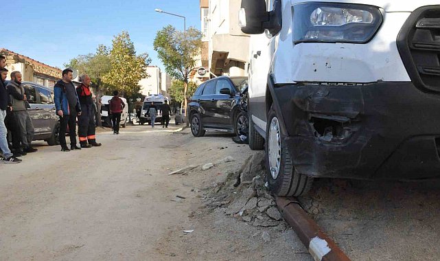 Otomobilin çarptığı kamyonet aydınlatma direğini devirdi: 2 yaralı