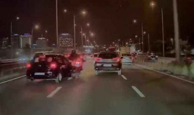 Otomobilin çarptığı motosikletli böyle savruldu