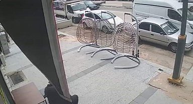 Otomobilin çarptığı yaşlı adam yaralandı: Kaza anı kamerada