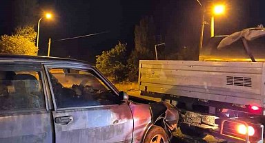 Otomobilin kamyonete çarptığı kazada 2 kişi yaralandı