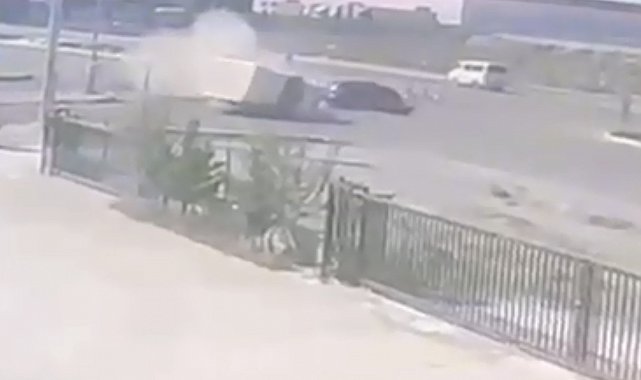 Otomobilin kamyonetle çarpıştığı kaza kameraya yansıdı: 2 yaralı