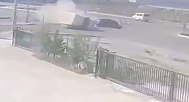 Otomobilin kamyonetle çarpıştığı kaza kameraya yansıdı: 2 yaralı