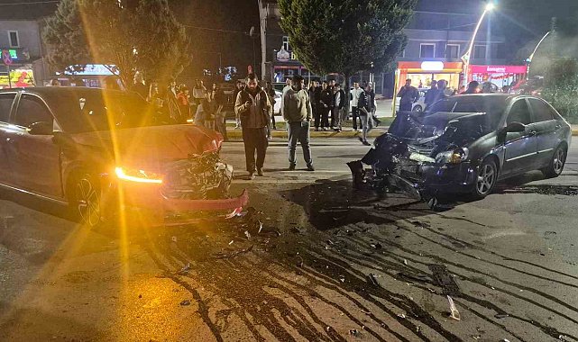 Otomobiller kafa kafaya çarpıştı: 2 yaralı