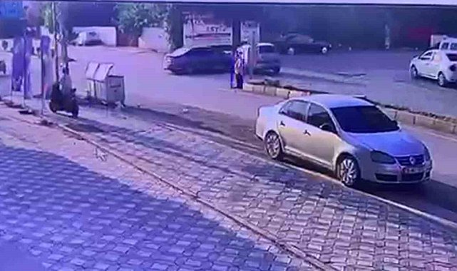 Otomobillerin kafa kafaya çarpıştığı kazada 2 kişi yaralandı, o anlar kamerada