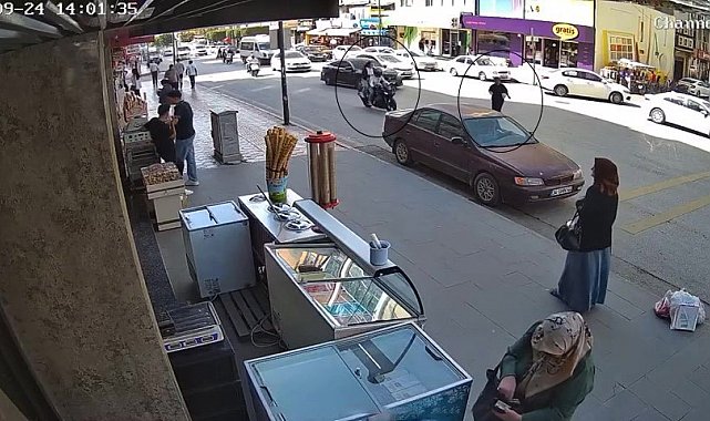 Otomobillerin yol verdiği kadına motosiklet çarptı