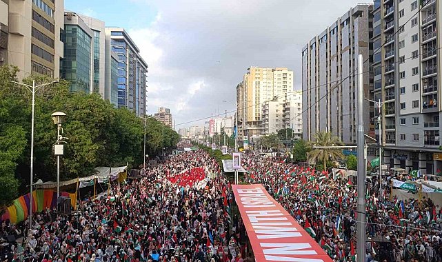 Pakistan'da binlerce kişi Gazze için yürüdü