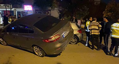 Park halindeki 2 araca çarpıp asılı kaldı: Sürücü olay yerinden kaçtı