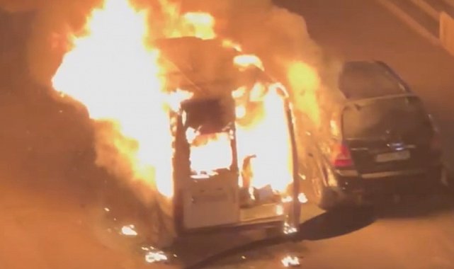 Park halindeki minibüs alev topuna döndü