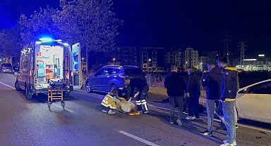 Park halindeki otomobile çarpan 15 yaşındaki motosikletli yaralandı